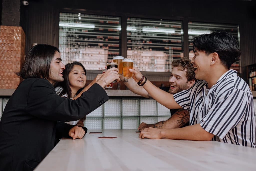 Hablamos de las cervezas ipa y sus 2 tipos | gente bebiendo