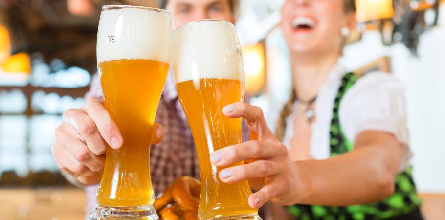 Comparación de diferentes tipos de cerveza alemana en vasos de cerveza