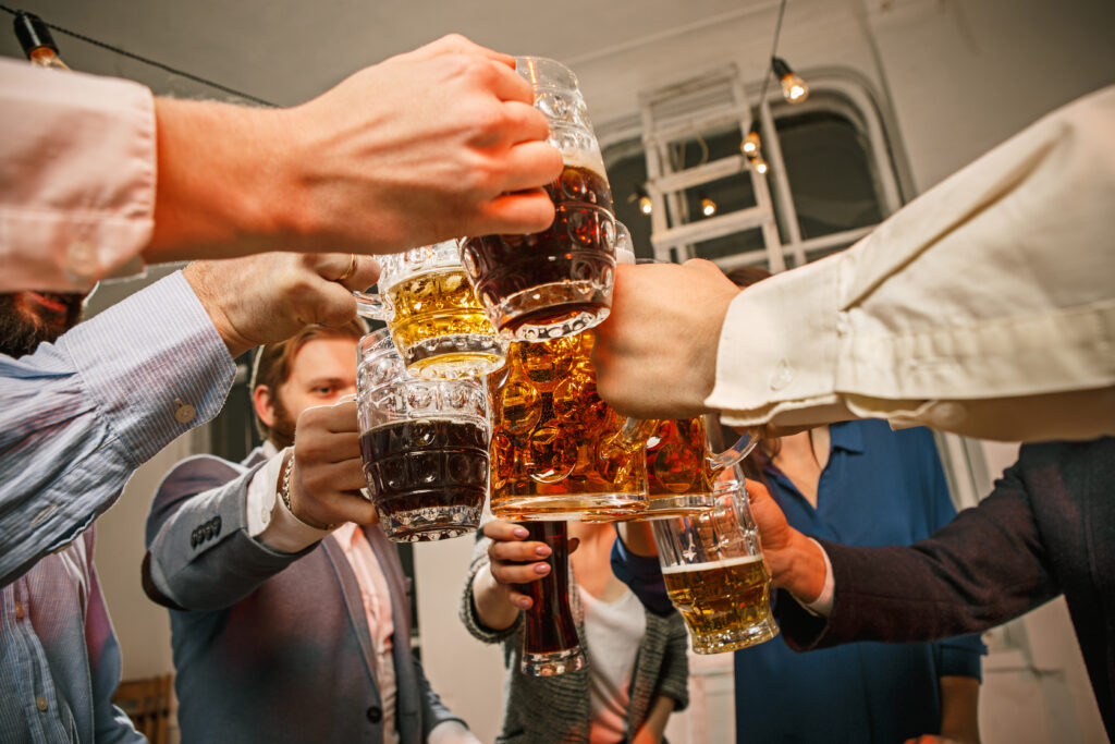 Descubriendo el Arte de la Cata de Cerveza Artesanal | grupo amigos disfrutando bebidas noche cerveza mesa madera Cata de cerveza gandia