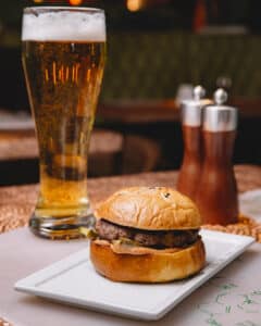 Encuentra la mejor combinación de cerveza artesanal y hamburguesa